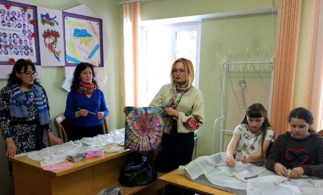 Демонстрація хустинки у техніці ''вузликовий батик''